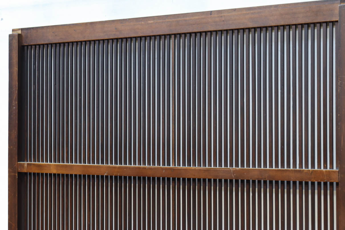 幅895ミリ　気品ある色彩に繊細な格子が美しい格子戸　F8559　在庫2枚