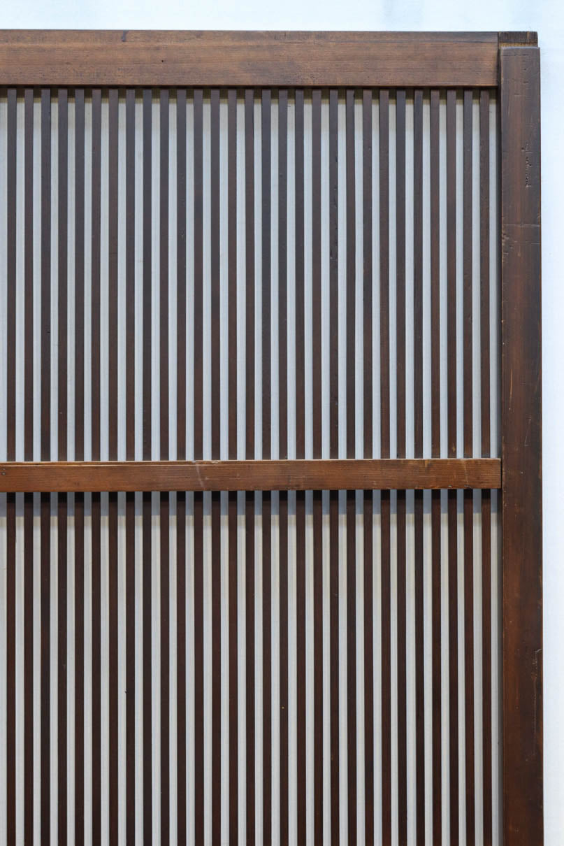 幅895ミリ　気品ある色彩に繊細な格子が美しい格子戸　F8559　在庫2枚