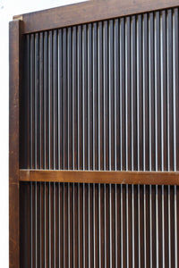 幅895ミリ　気品ある色彩に繊細な格子が美しい格子戸　F8559　在庫2枚