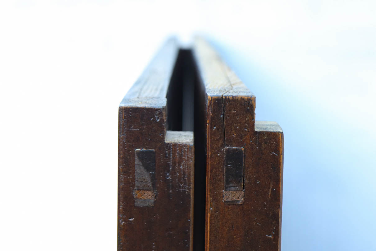 幅895ミリ　気品ある色彩に繊細な格子が美しい格子戸　F8559　在庫2枚