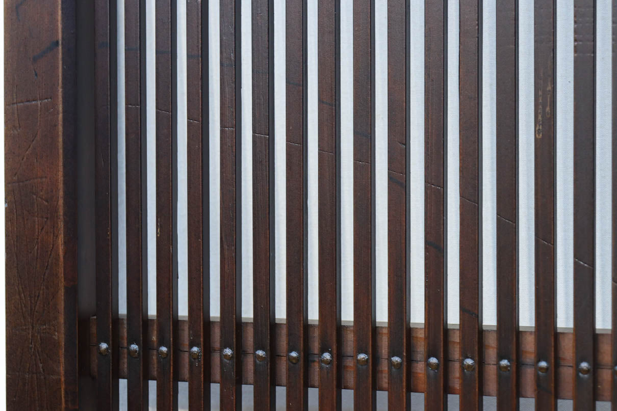 幅895ミリ　気品ある色彩に繊細な格子が美しい格子戸　F8559　在庫2枚