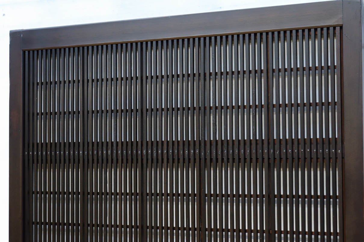 幅898ミリ　稀少変わりデザインのモダンな大阪格子戸　F8560　在庫4枚