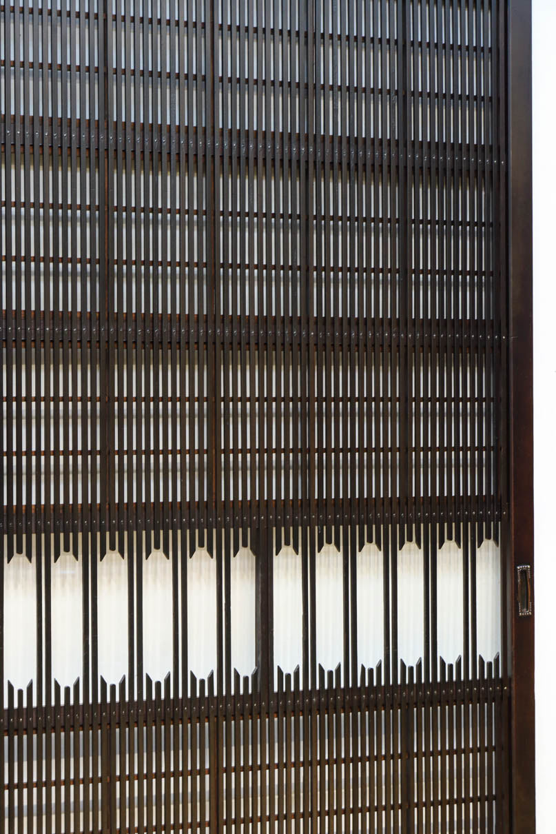 幅898ミリ　稀少変わりデザインのモダンな大阪格子戸　F8560　在庫4枚