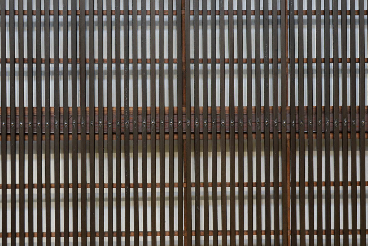 幅898ミリ　稀少変わりデザインのモダンな大阪格子戸　F8560　在庫4枚