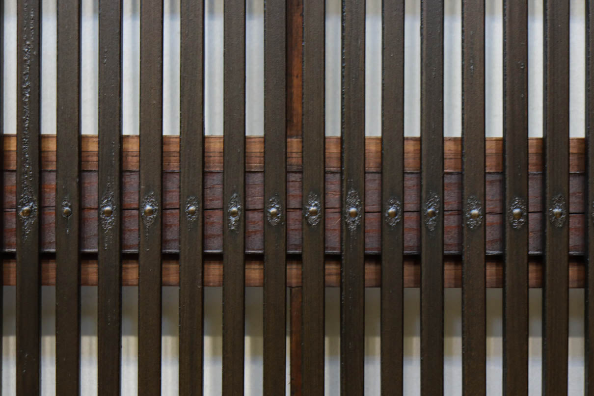 幅898ミリ　稀少変わりデザインのモダンな大阪格子戸　F8560　在庫4枚