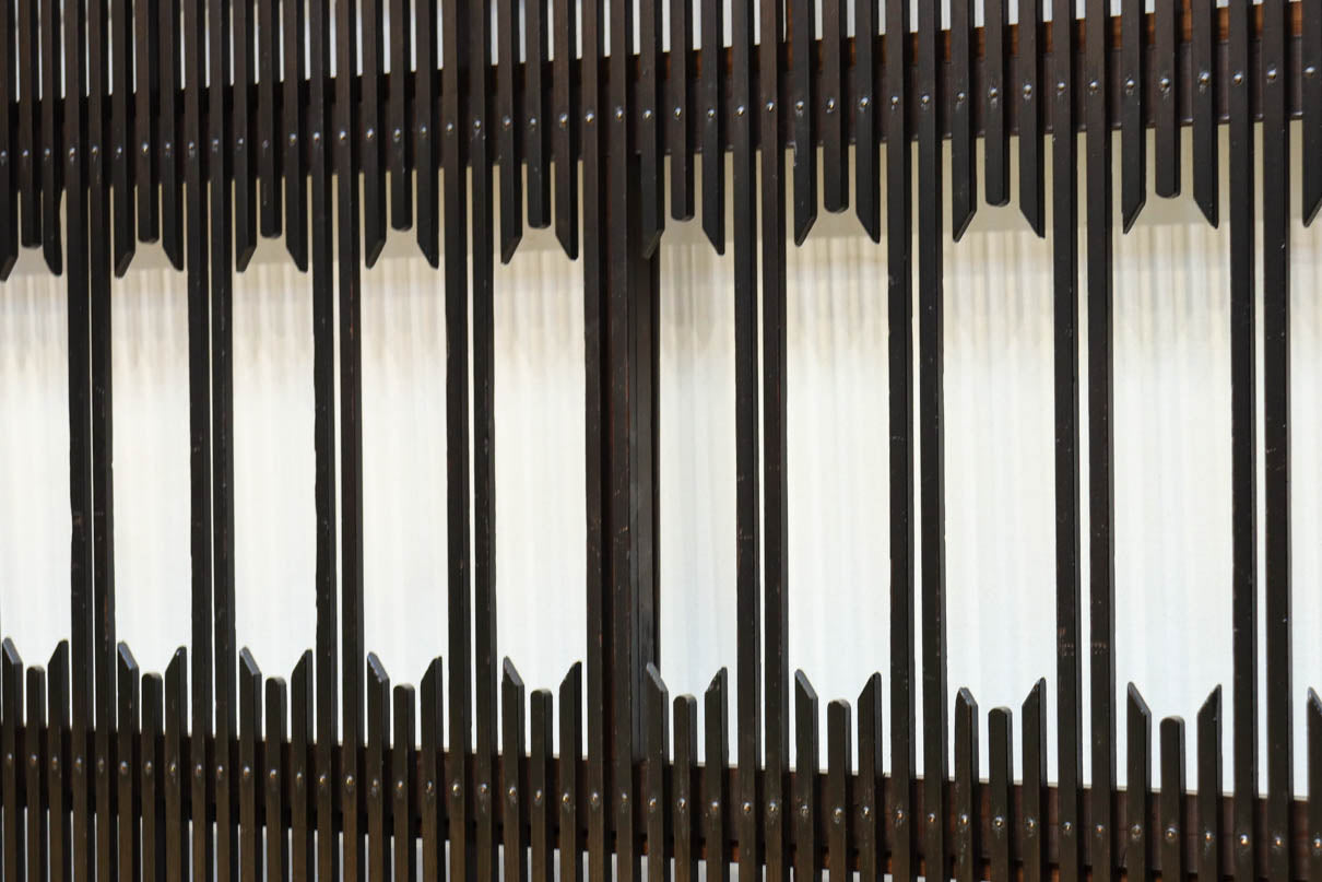 幅898ミリ　稀少変わりデザインのモダンな大阪格子戸　F8560　在庫4枚