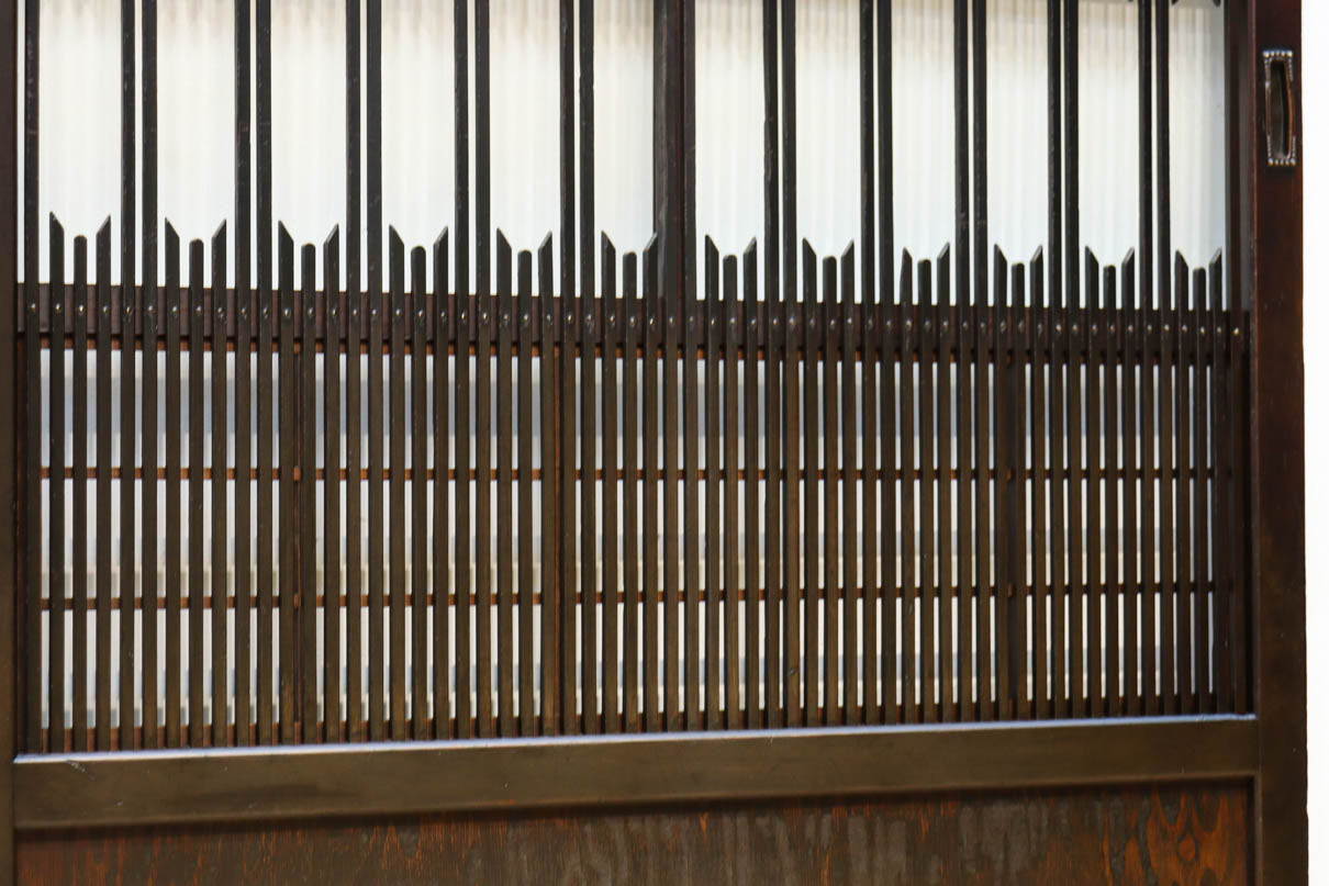 幅898ミリ　稀少変わりデザインのモダンな大阪格子戸　F8560　在庫4枚