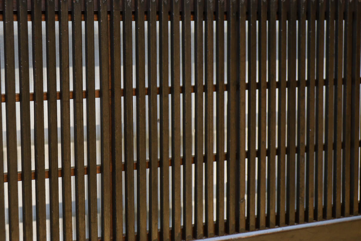 幅898ミリ　稀少変わりデザインのモダンな大阪格子戸　F8560　在庫4枚