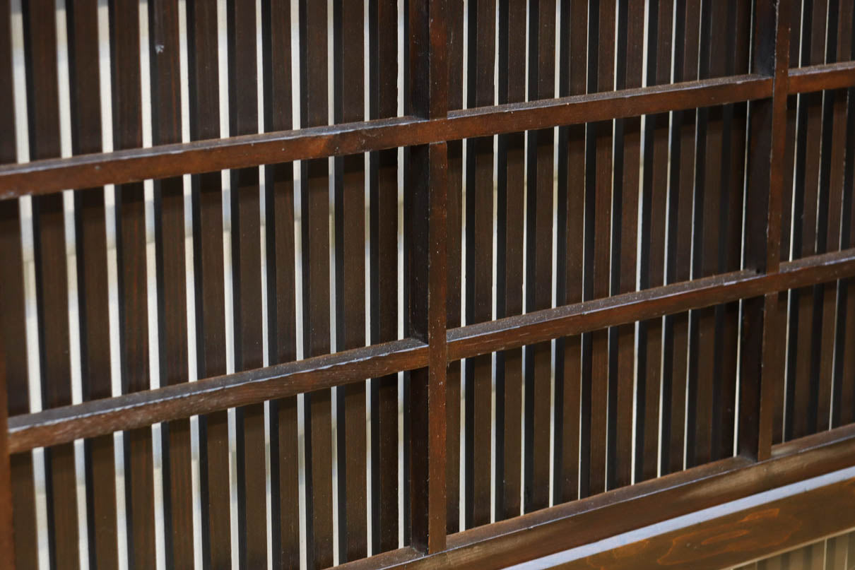 幅898ミリ　稀少変わりデザインのモダンな大阪格子戸　F8560　在庫4枚