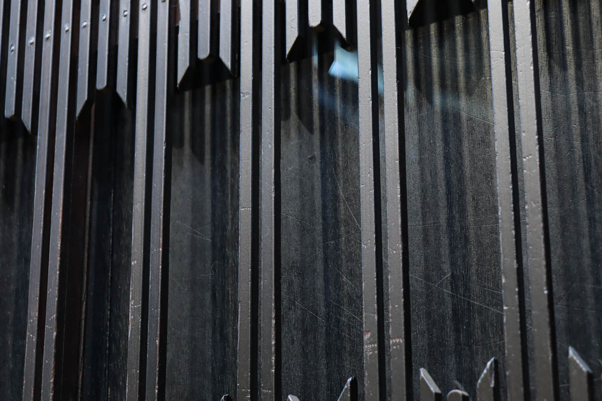 幅898ミリ　稀少変わりデザインのモダンな大阪格子戸　F8560　在庫4枚