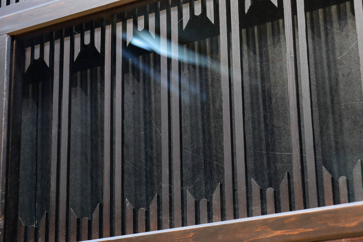 幅898ミリ　稀少変わりデザインのモダンな大阪格子戸　F8560　在庫4枚