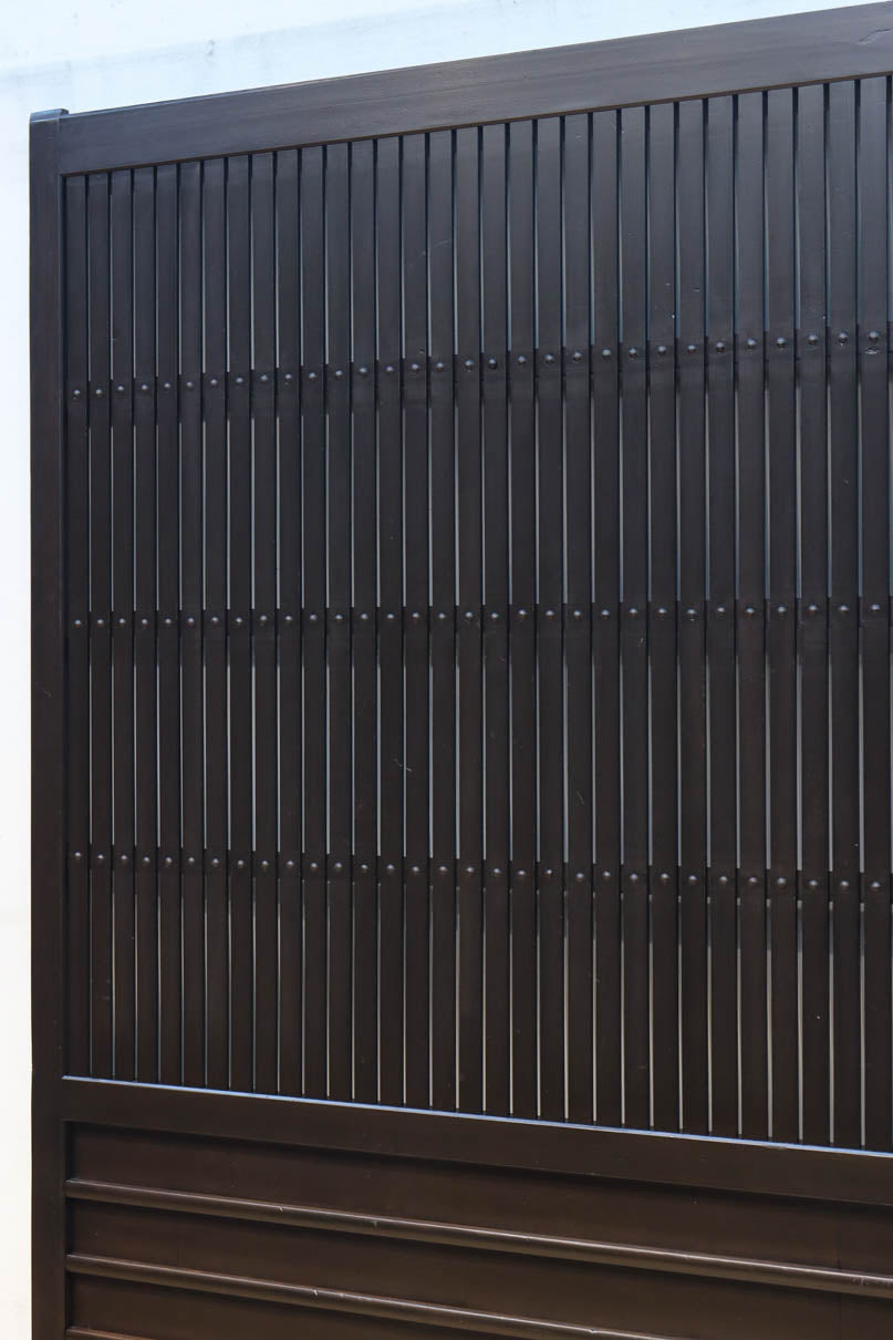 幅1085ミリ　深みのある漆の美しい味わいを纏う平格子戸　F8561　在庫2枚