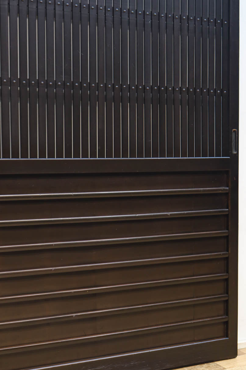 幅1085ミリ　深みのある漆の美しい味わいを纏う平格子戸　F8561　在庫2枚