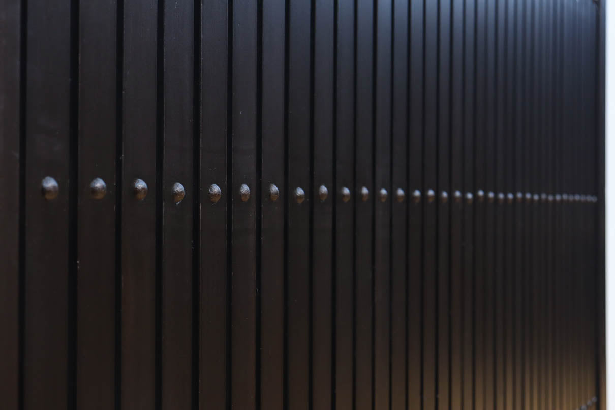 幅1085ミリ　深みのある漆の美しい味わいを纏う平格子戸　F8561　在庫2枚