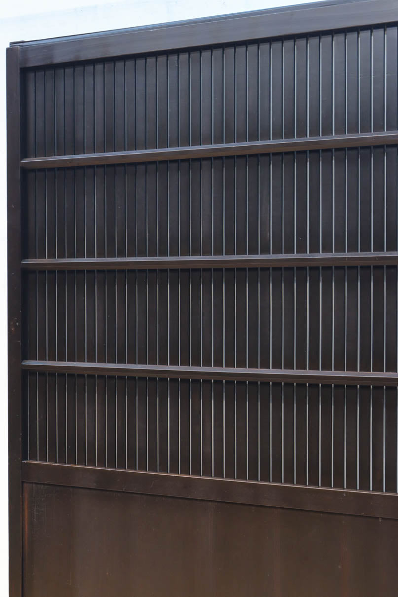 幅1085ミリ　深みのある漆の美しい味わいを纏う平格子戸　F8561　在庫2枚