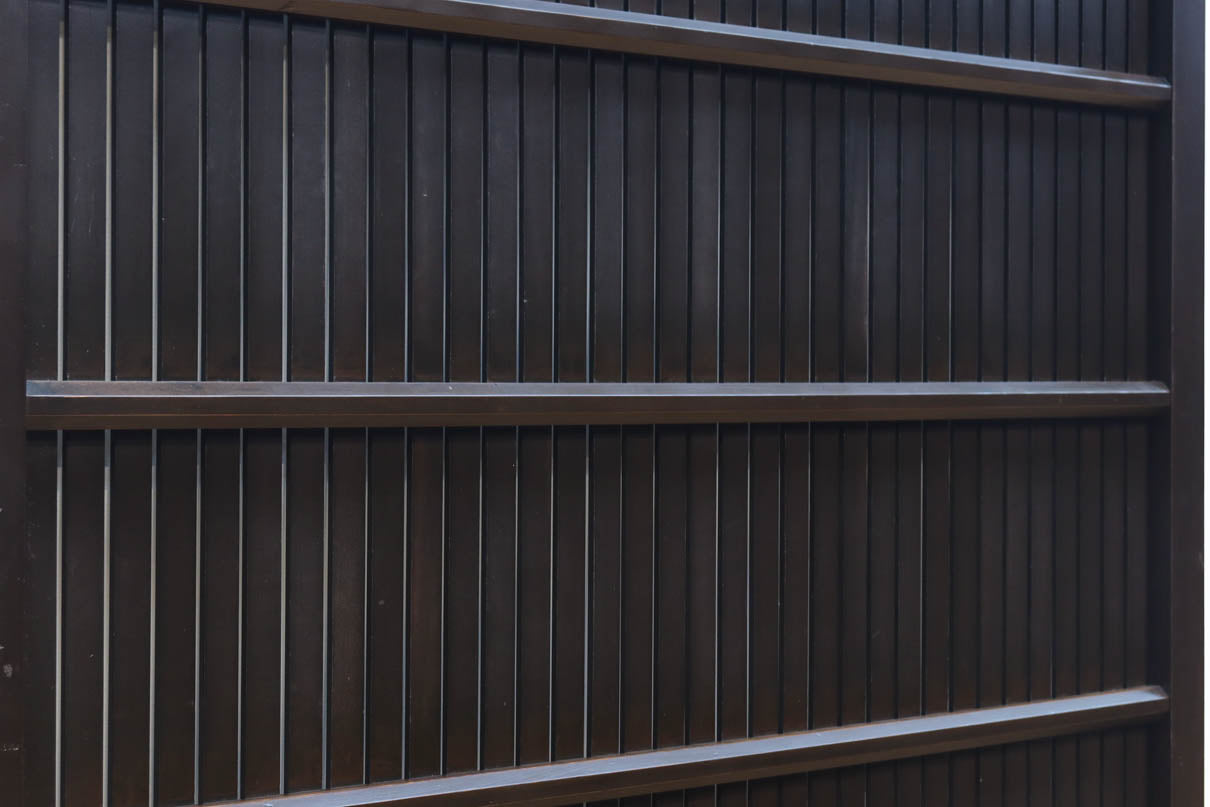 幅1085ミリ　深みのある漆の美しい味わいを纏う平格子戸　F8561　在庫2枚