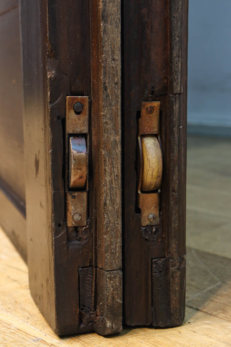 幅1085ミリ　深みのある漆の美しい味わいを纏う平格子戸　F8561　在庫2枚