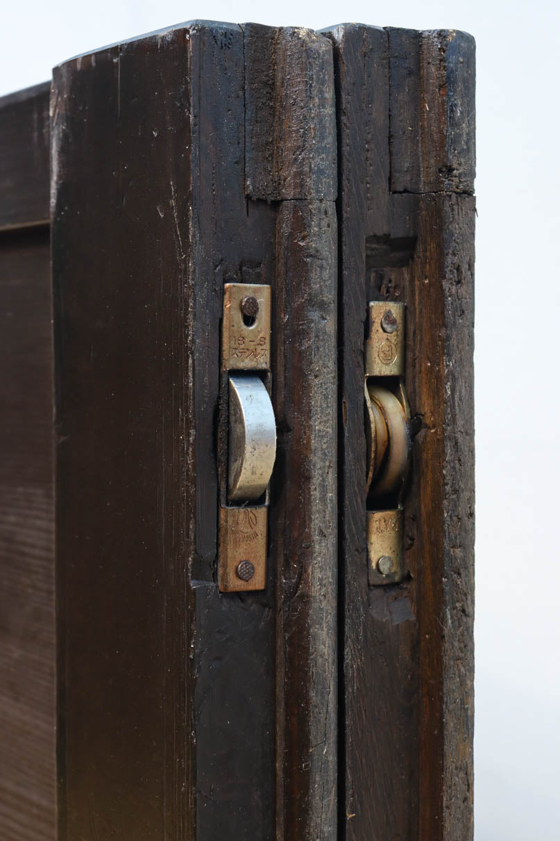 幅1085ミリ　深みのある漆の美しい味わいを纏う平格子戸　F8561　在庫2枚