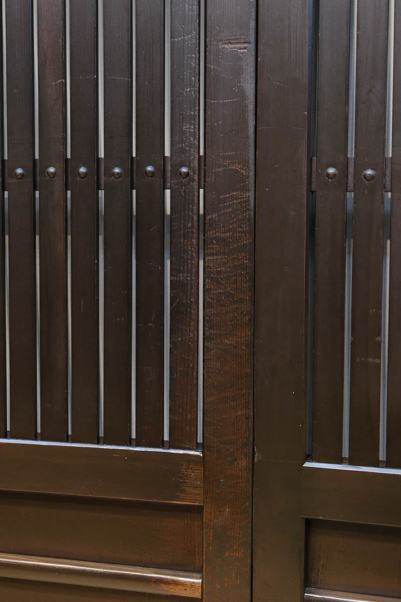 幅1085ミリ　深みのある漆の美しい味わいを纏う平格子戸　F8561　在庫2枚