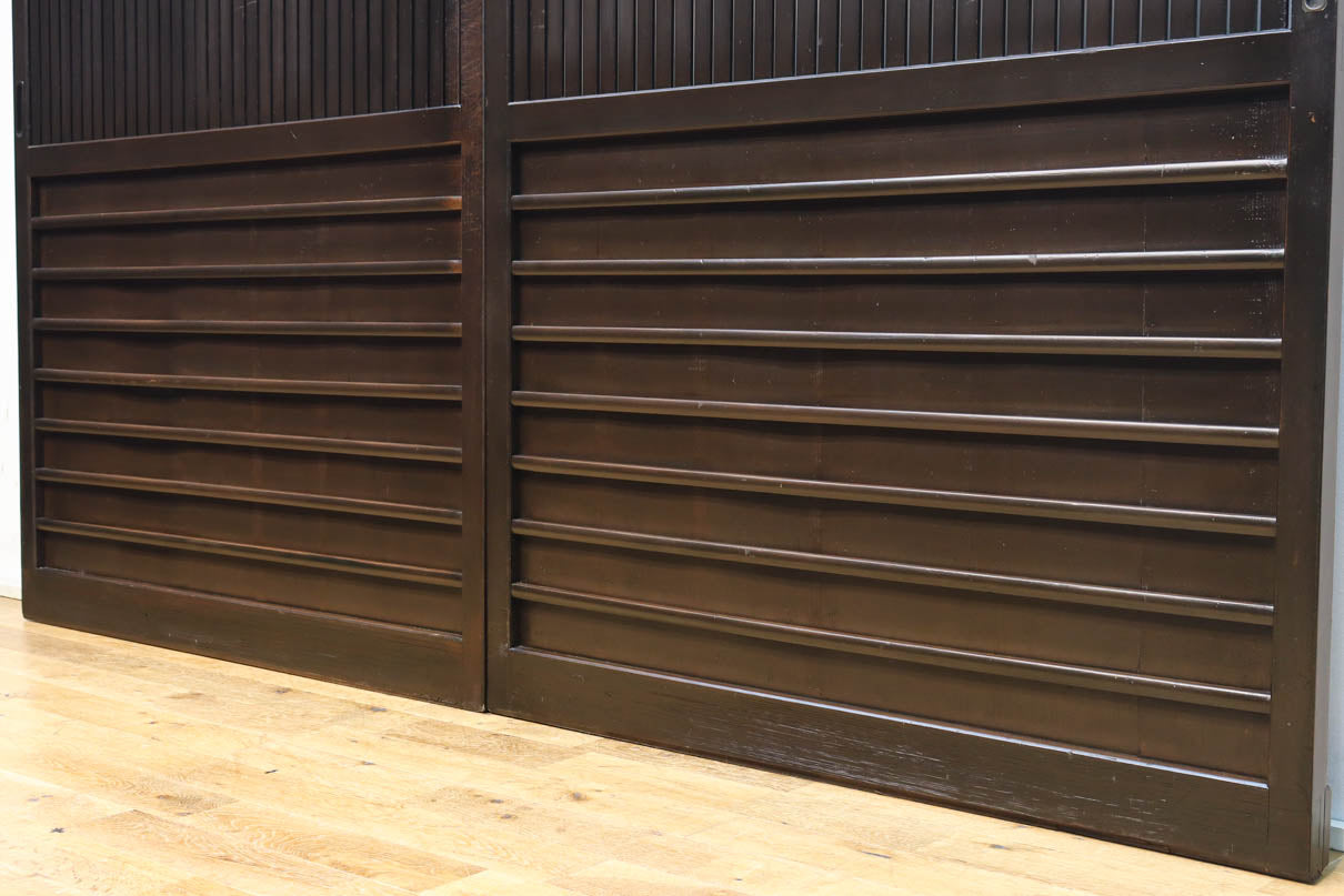 幅1085ミリ　深みのある漆の美しい味わいを纏う平格子戸　F8561　在庫2枚