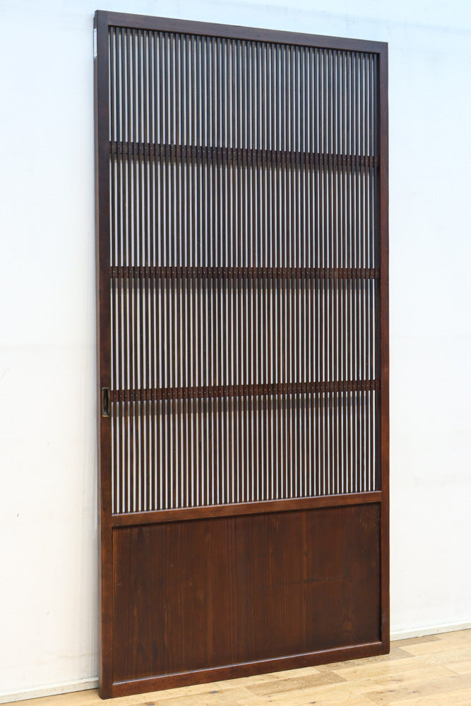 幅890ミリ　縦格子が端然と美しく並ぶ格子戸　F8564　在庫4枚