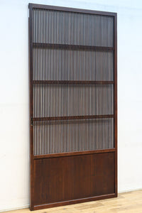 幅890ミリ　縦格子が端然と美しく並ぶ格子戸　F8564　在庫4枚