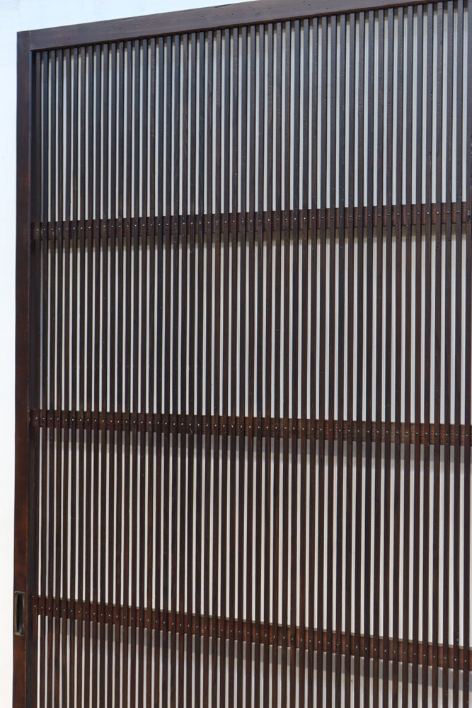 幅890ミリ　縦格子が端然と美しく並ぶ格子戸　F8564　在庫4枚