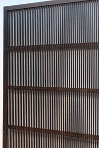 幅890ミリ　縦格子が端然と美しく並ぶ格子戸　F8564　在庫4枚