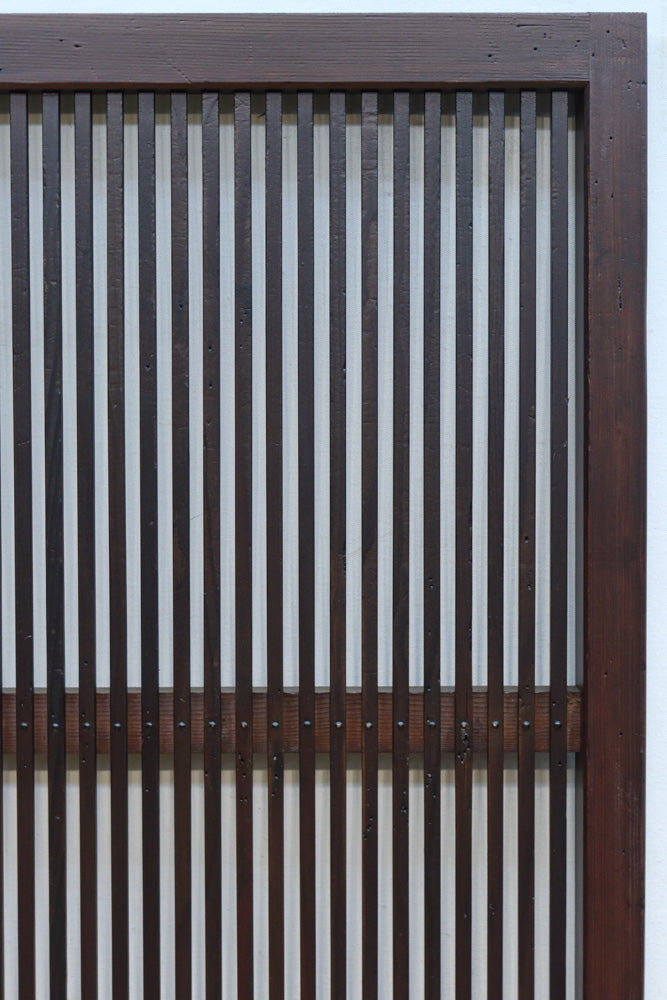 幅890ミリ　縦格子が端然と美しく並ぶ格子戸　F8564　在庫4枚