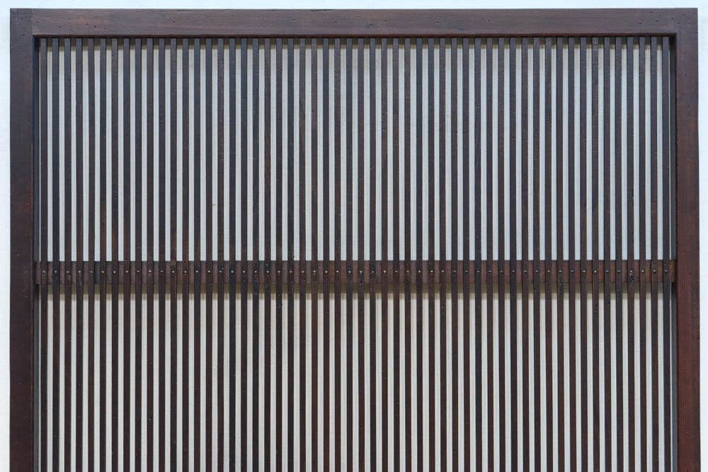 幅890ミリ　縦格子が端然と美しく並ぶ格子戸　F8564　在庫4枚