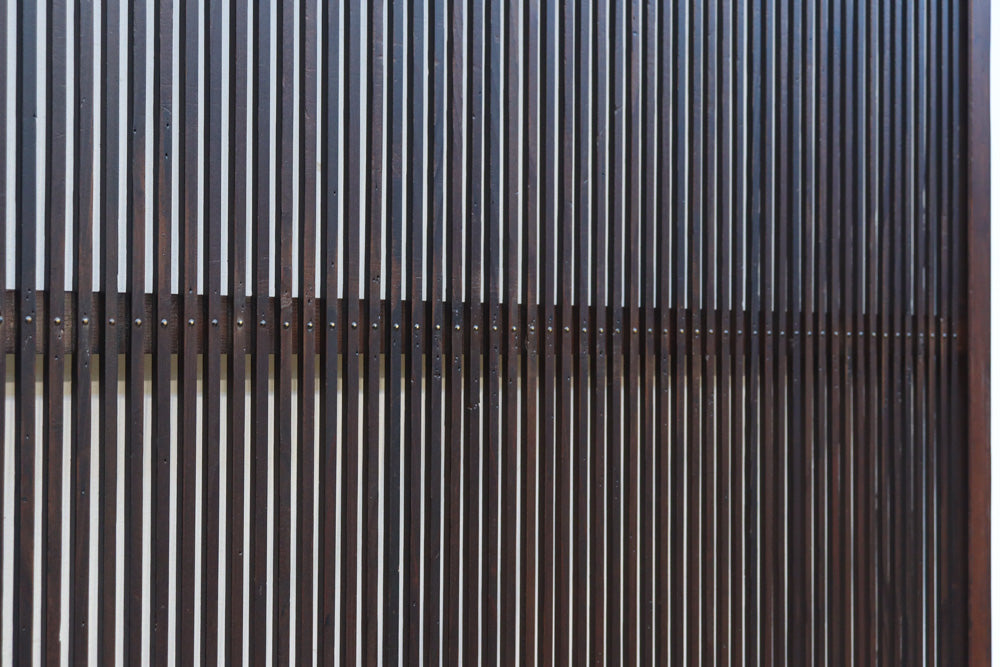 幅890ミリ　縦格子が端然と美しく並ぶ格子戸　F8564　在庫4枚