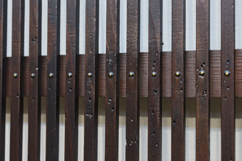 幅890ミリ　縦格子が端然と美しく並ぶ格子戸　F8564　在庫4枚