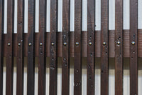 幅890ミリ　縦格子が端然と美しく並ぶ格子戸　F8564　在庫4枚