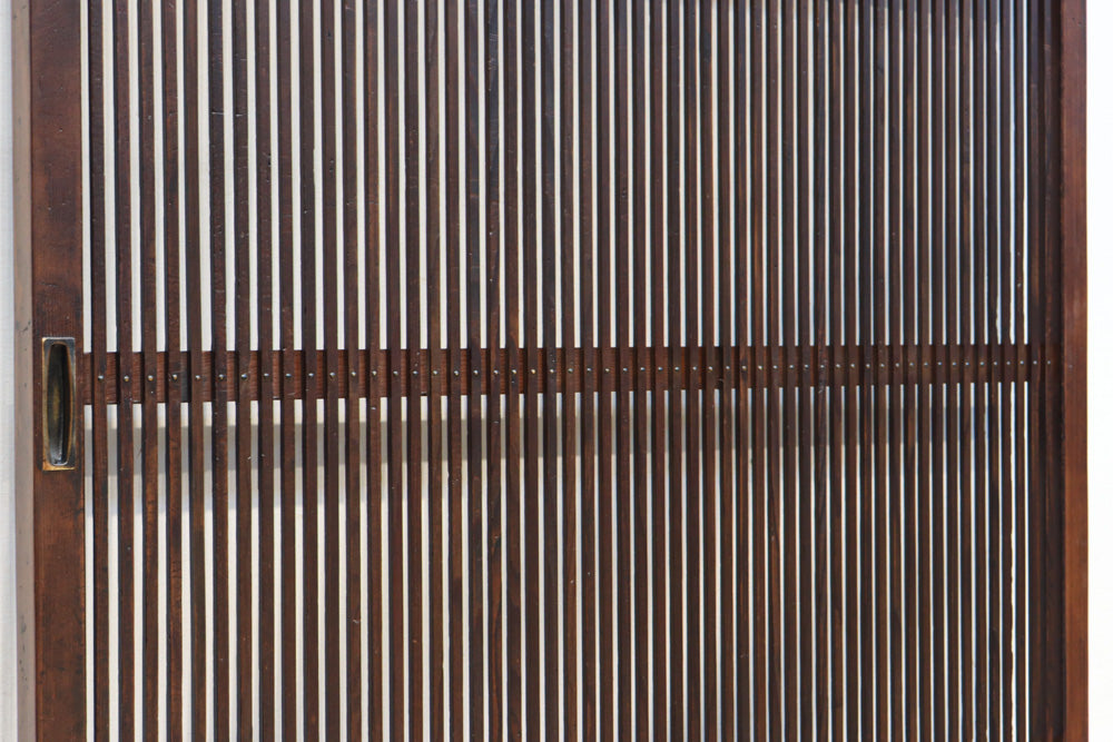 幅890ミリ　縦格子が端然と美しく並ぶ格子戸　F8564　在庫4枚