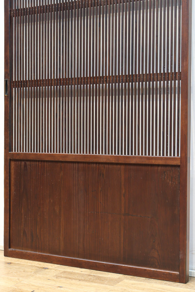 幅890ミリ　縦格子が端然と美しく並ぶ格子戸　F8564　在庫4枚