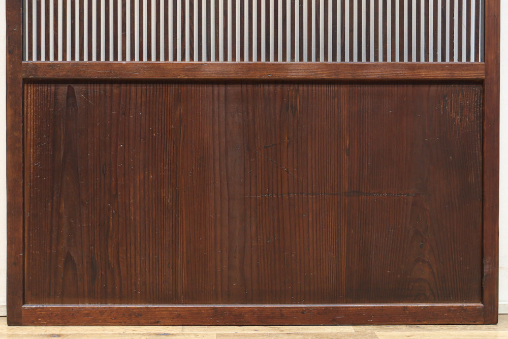 幅890ミリ　縦格子が端然と美しく並ぶ格子戸　F8564　在庫4枚