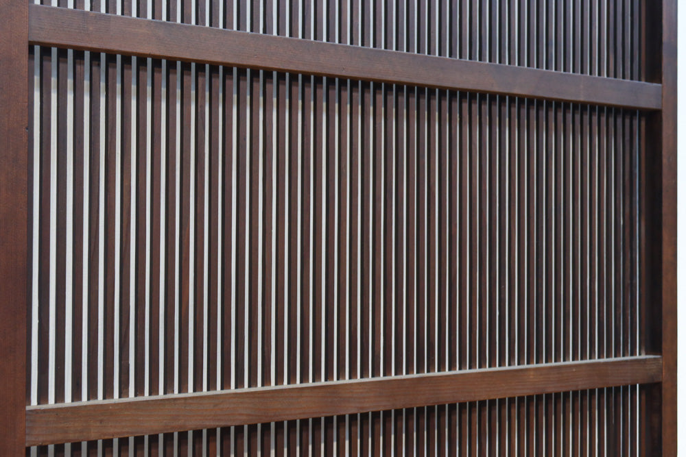 幅890ミリ　縦格子が端然と美しく並ぶ格子戸　F8564　在庫4枚