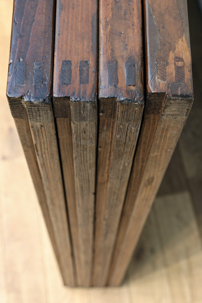 幅890ミリ　縦格子が端然と美しく並ぶ格子戸　F8564　在庫4枚