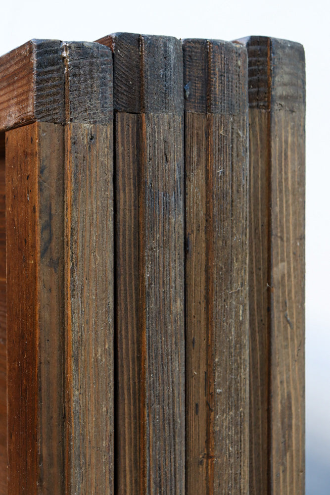 幅890ミリ　縦格子が端然と美しく並ぶ格子戸　F8564　在庫4枚