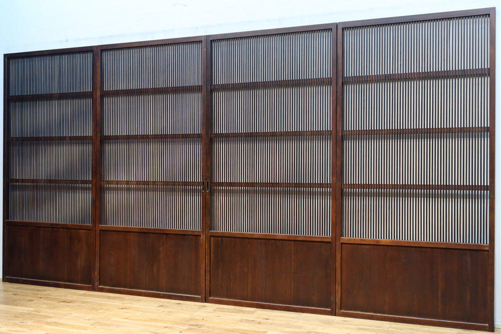 幅890ミリ　縦格子が端然と美しく並ぶ格子戸　F8564　在庫4枚