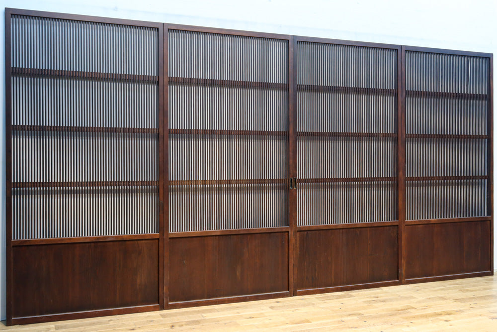 幅890ミリ　縦格子が端然と美しく並ぶ格子戸　F8564　在庫4枚