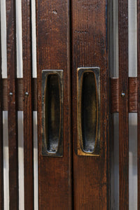 幅890ミリ　縦格子が端然と美しく並ぶ格子戸　F8564　在庫4枚