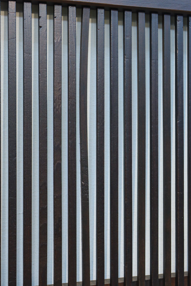 幅890ミリ　縦格子が端然と美しく並ぶ格子戸　F8564　在庫4枚