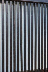 幅890ミリ　縦格子が端然と美しく並ぶ格子戸　F8564　在庫4枚