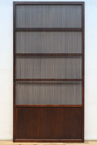 幅890ミリ　縦格子が端然と美しく並ぶ格子戸　F8564　在庫4枚