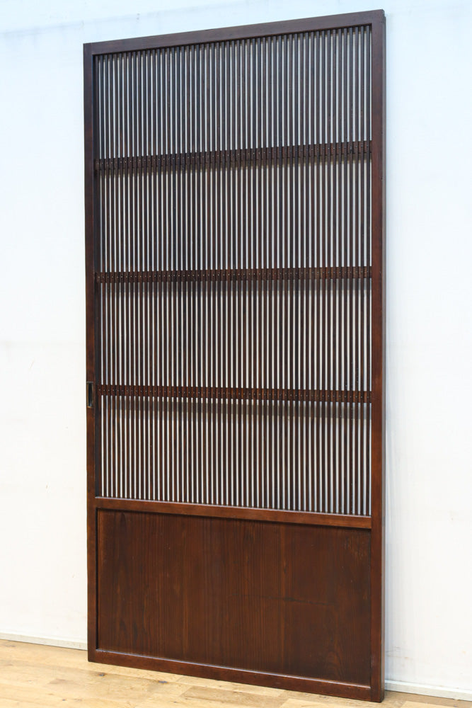 幅890ミリ　縦格子が端然と美しく並ぶ格子戸　F8564　在庫4枚