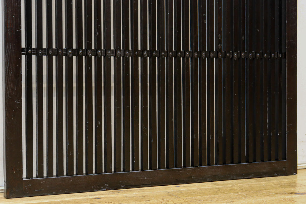 幅894ミリ　深みのある色彩で貫録のある全面格子戸　F8569　在庫3枚