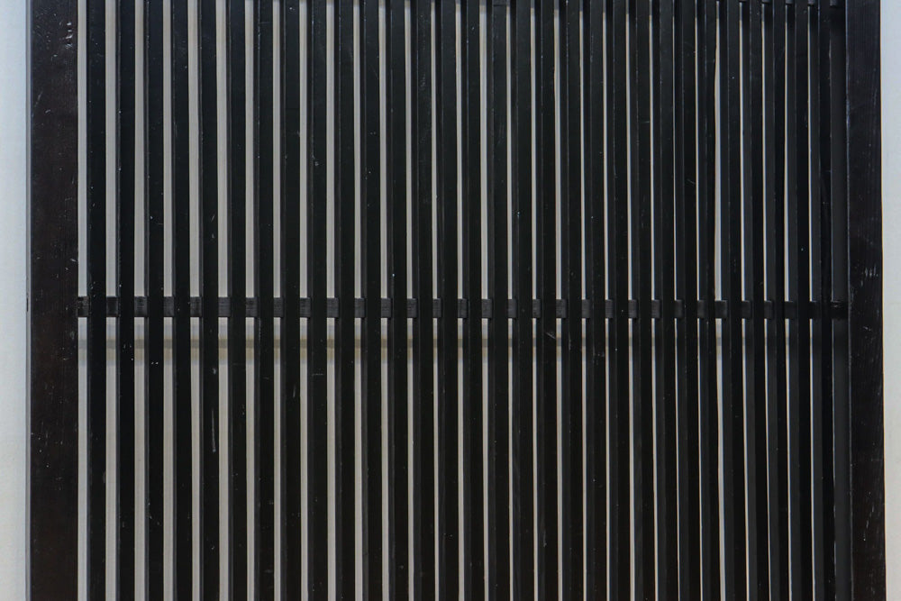 幅894ミリ　深みのある色彩で貫録のある全面格子戸　F8569　在庫3枚