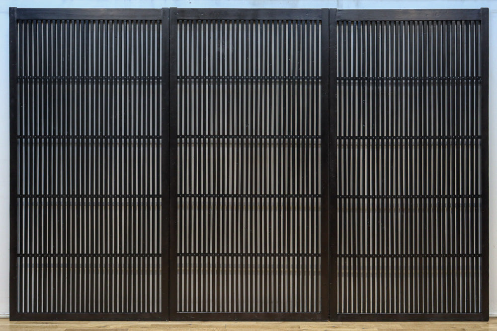 幅894ミリ　深みのある色彩で貫録のある全面格子戸　F8569　在庫3枚