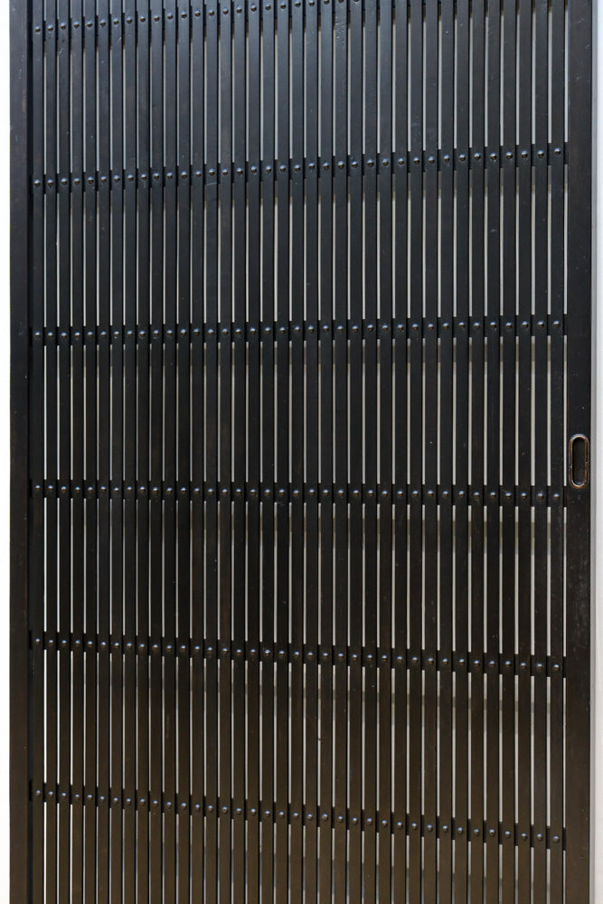 幅913ミリ　平格子づくりで壮観な眺めが魅了する全面幅広格子戸　F8572　在庫2枚